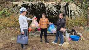 The young girl prepares to build a house on rented land and receives Tet gifts from good people