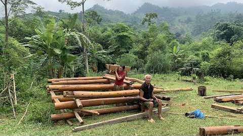 Using many logs to create a sturdy house frame, the new house was built for the paralyzed father.